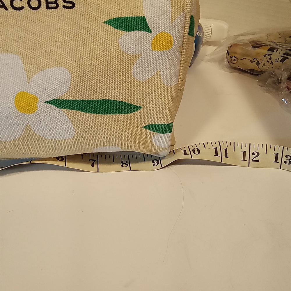 Marc Jacobs Floral Pouch, Daisy, Cosmetics, Travel, Overnight, Pencil Pouch, - Picture 5 of 9